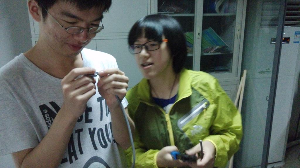 Zhang Jingning teaches Cui Hao to make crystal heads