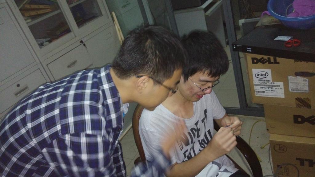 Cui Hao teaches Yang Boyuan to make crystal heads