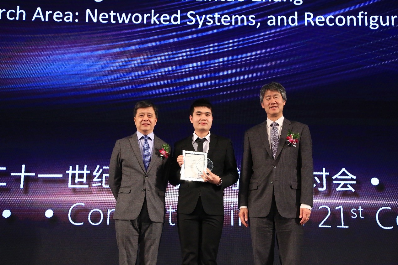 At the just-concluded 19th 21st Century Computing Conference, Peter Lee, Senior Vice President of Microsoft Global, and Hong Xiaowen, Senior Vice President of Microsoft Global, Chairman of Microsoft Asia Pacific R&D Group and Dean of Microsoft Research Asia, awarded the title of "Microsoft Scholar" to Li Bojie and other 10 outstanding doctoral students. (Middle: Li Bojie)