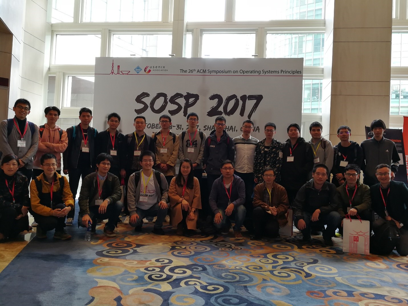 The picture above shows a group photo of teachers and students from the University of Science and Technology of China at SOSP. It includes Li Bojie (1000, back row, third from right) and Ruan Zhenyuan (1311, back row, first from right), co-first authors of KV-Direct published by the Systems Group of Microsoft Research Asia, and Lu Yuanwei (0902, front row, second from right), Cui Tianyi (1400, front row, second from left), and Zuo Gefei (1400, back row, seventh from left), interns from the Systems Group of Microsoft Research Asia who participated in the SOSP Student Research Competition.