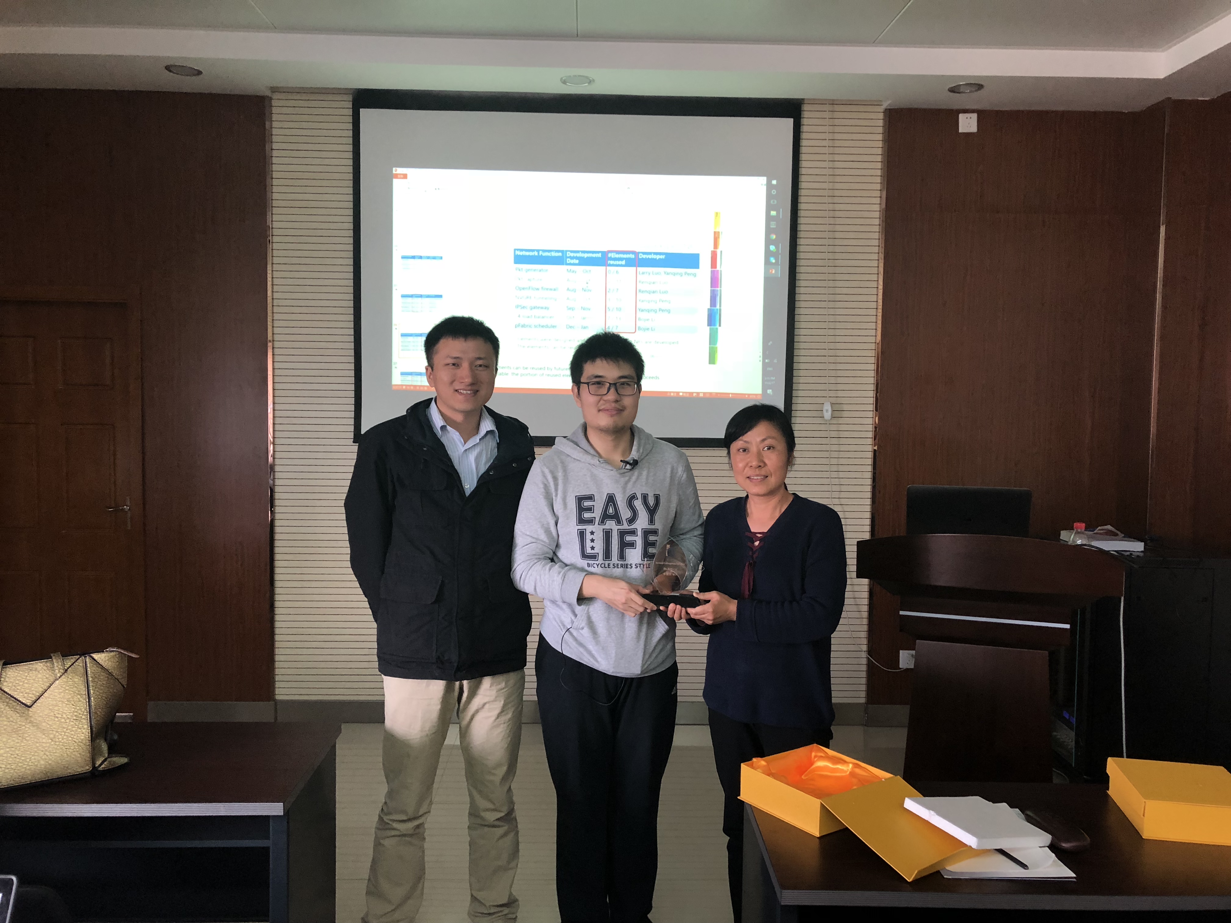 Above: After inviting me to give an academic talk at USTC, Professor Tan Haisheng and Professor Hua Bei presented me with a commemorative trophy. Professor Hua Bei was my undergraduate thesis advisor. The trophy reads "Dr. Li Bojie", but I had not yet obtained my PhD degree at the time, so my classmates teased me, saying the school has already decreed you can graduate :)