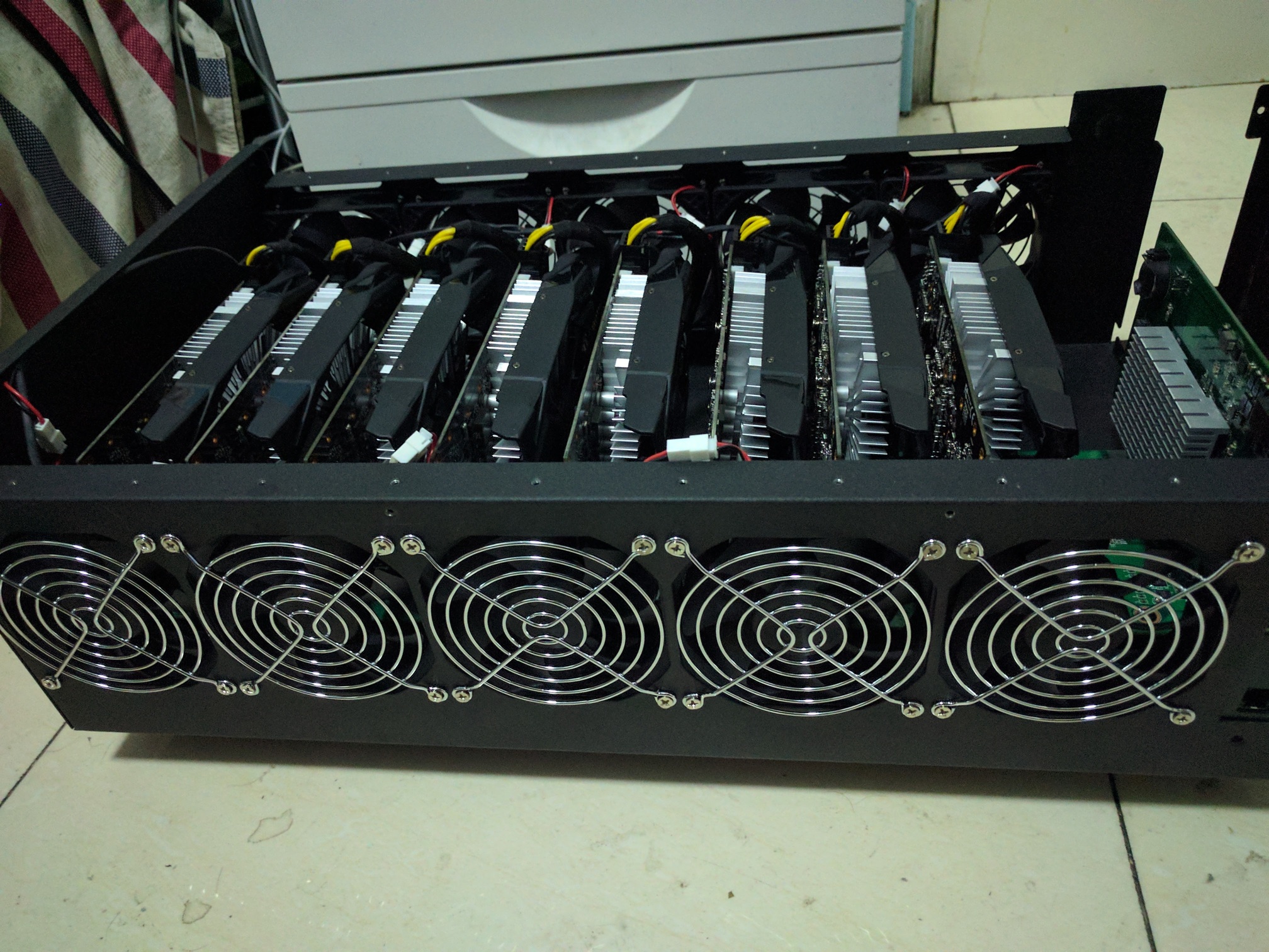 9-card 980 dedicated mining card (one card less) and mining machine box (side view)