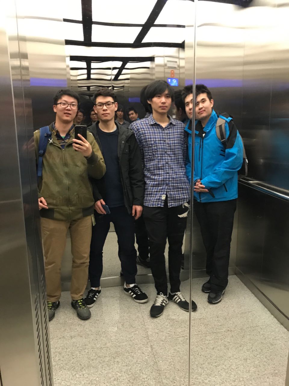 上图：KV-Direct 四人组赶完 SOSP deadline 后在 MSRA 的电梯里，左起：肖文聪、陆元伟、阮震元、李博杰