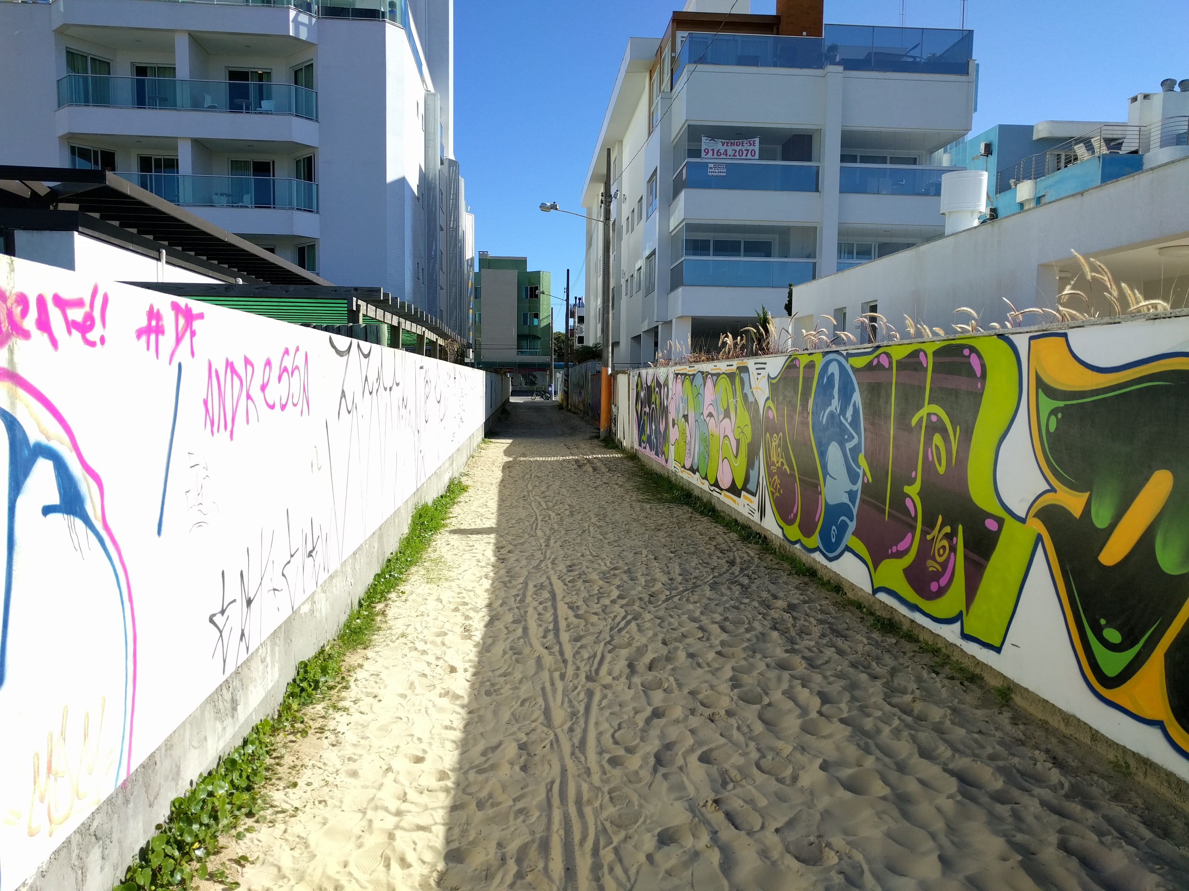 上图：沙滩小路上的涂鸦